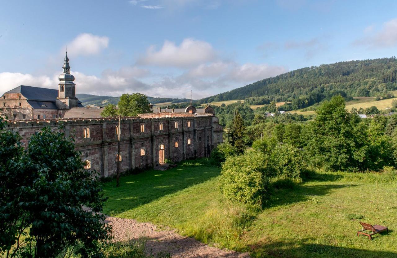 Zamek Sarny - Schloss Scharfeneck Kłodzko Exterior foto